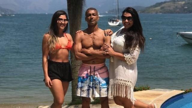 Romário posa com as filhas (Crédito: Instagram)