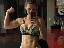 Sheilla Mello posta foto e impressiona com barriga negativa