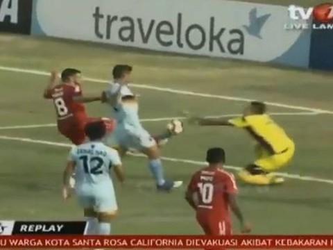 Goleiro morre após choque com jogador brasileiro na liga Indonésia