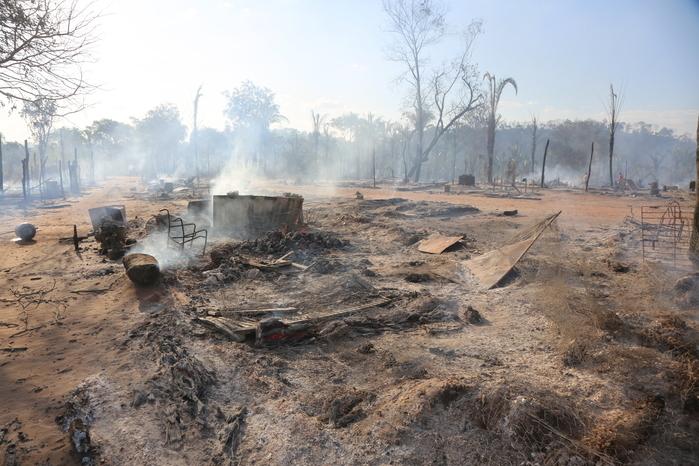 Mais de 200 famílias perderam tudo no incêndio (Crédito: Efrém Ribeiro)
