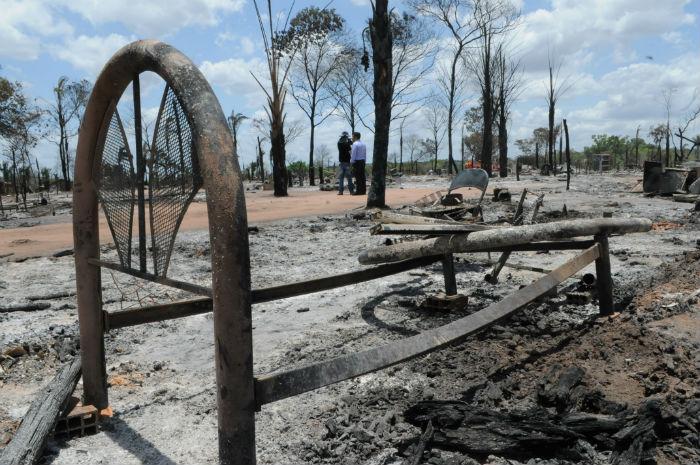 Incêndio desabrigou 200 famílias (Crédito: Francisco Leal)