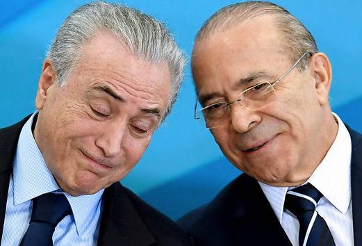 Presidente Temer em conversa com Eliseu Padilha, Ministro-Chefe da Casa Civil (Crédito: Evaristo Sá/AFP)