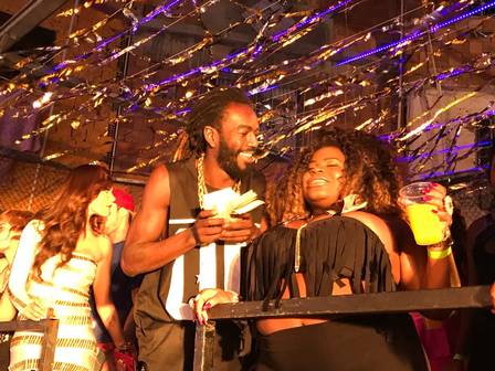 Estrela do clipe de Anitta rouba a cena em gravação de novela