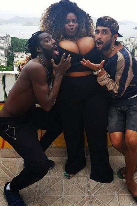 Estrela do clipe de Anitta rouba a cena em gravação de novela