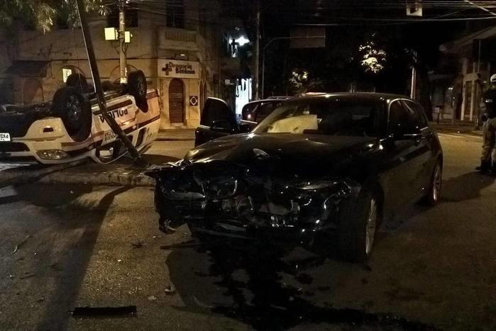 Homem embriagado bate em viatura e deixa dois policiais feridos