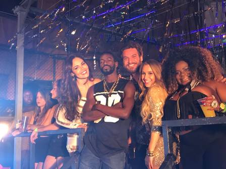 Estrela do clipe de Anitta rouba a cena em gravação de novela