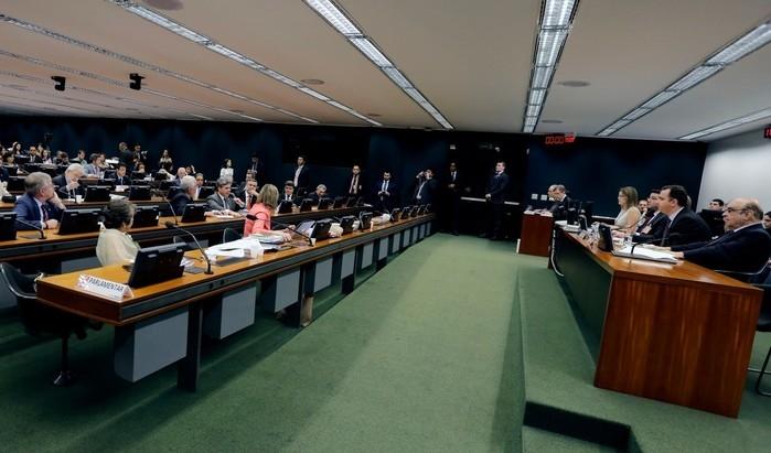 Deputados reunidos no plenário da CC