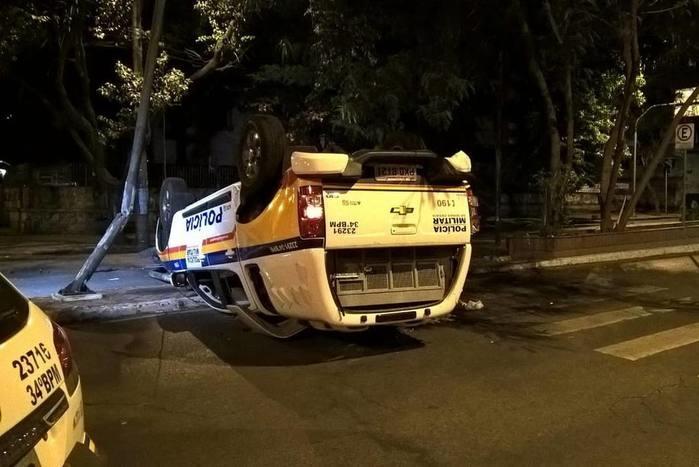 Homem embriagado bate em viatura e deixa dois policiais feridos