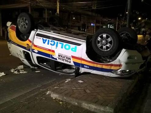 Homem embriagado bate em viatura e deixa dois policiais feridos