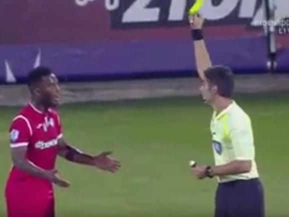 Jogador limpa chuteira em árbitro e leva cartão amarelo; vídeo