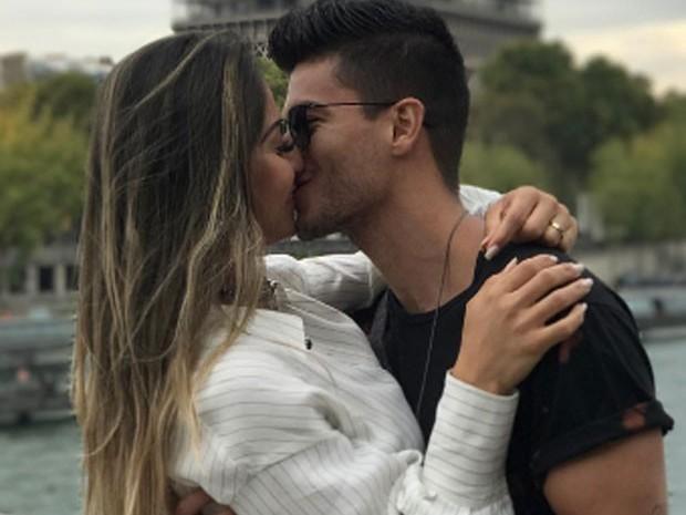 Mayra Cardi e Arthur se beijam em Paris após confusão em Veneza
