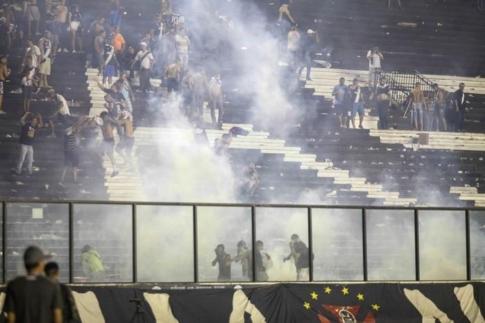 Confusão marcou o clássico do primeiro turno, em São Januário (Crédito: Estadão Conteúdo)