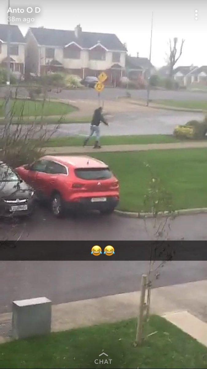 Homem é flagrado andando de patins durante passagem de furacão Ophelia