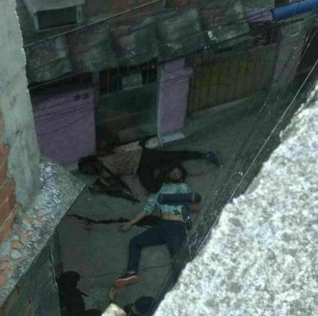 Imagem mostra personagens mortos no morro