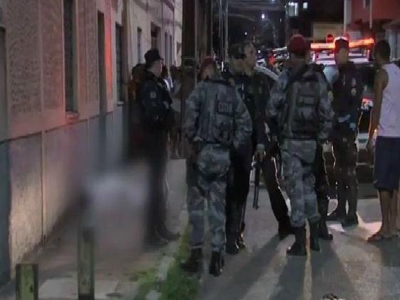 Menina é morta com 9 tiros e bebê de colo é baleado em Fortaleza