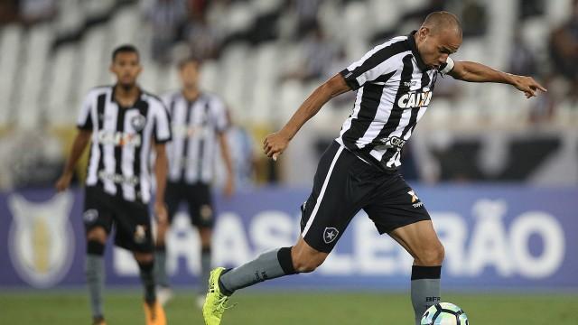 Roger tem contrato com o Alvinegro até o fim do ano (Crédito: Botafogo)