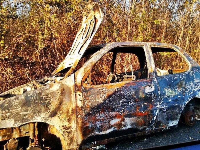 Veículo ficou destruído após incêndio (Crédito: Costa Norte)