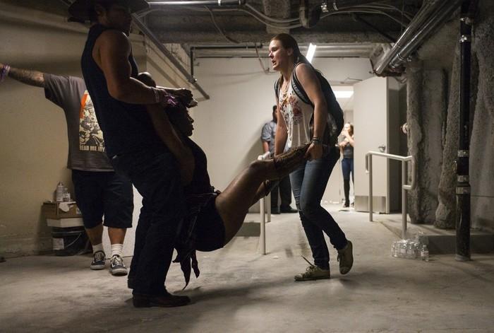 Jovens são resgatados após tiroteio (Crédito: David Becker/Getty Images/AFP)