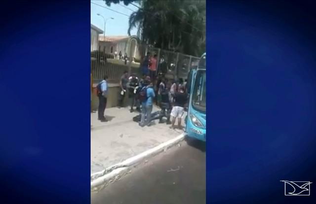 Assalto a ônibus em São Luís, no Maranhão (Crédito: TV Mirante)