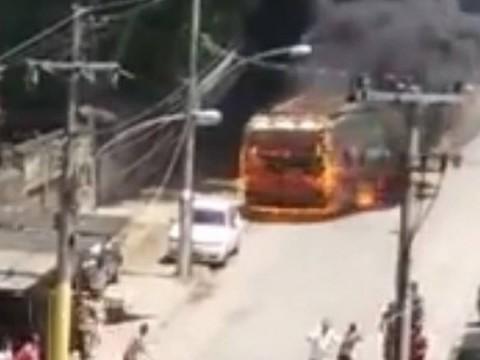 Ônibus em chamas atinge um carro na zona Norte do Rio de Janeiro