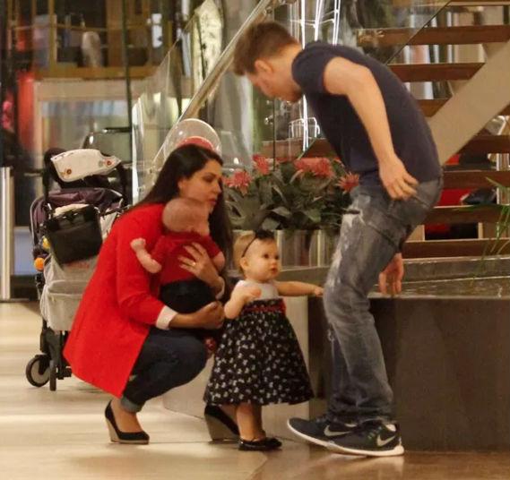 Filhos de Thaís Fersoza e Michel Teló roubam a cena durante passeio (Crédito: AgNews)