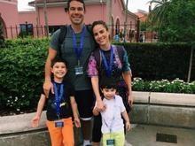 Wanessa Camargo se diverte com família em parques de Orlando