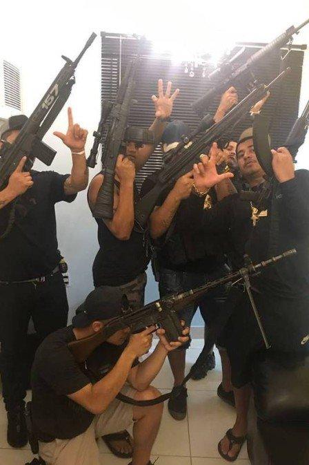 Bando de Rogério 157 posa com fuzis (Crédito: Reprodução)