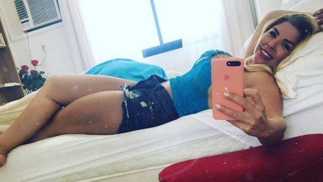 Verônica Costa, aos 43 anos, abalando de shortinho (Crédito: Reprodução)