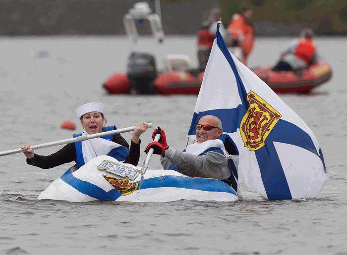 Regata em barcos feitos de abóboras gigantes impressiona (Crédito: Andrew Vaughan/The Canadian Press via AP)