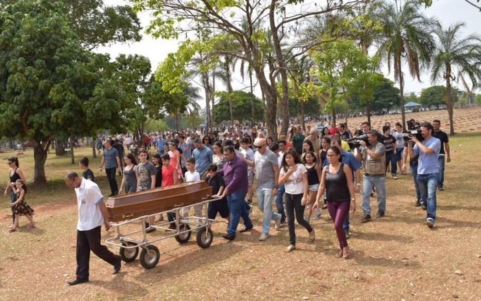 Centenas de pessoas prestaram as últimas homenagens a João Pedro Calembo (Crédito: TV Anhanguera )