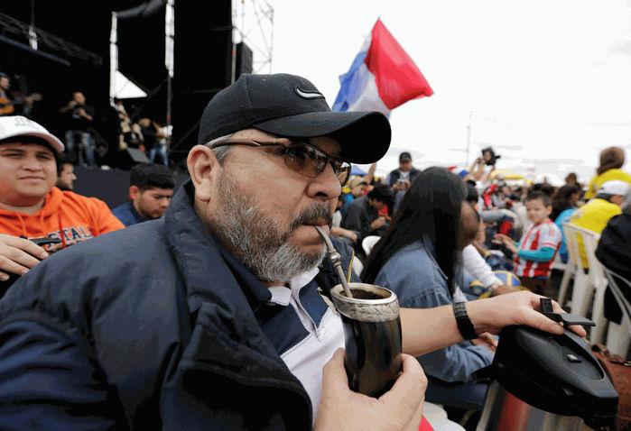 Paraguai tem maior roda de tereré com 1.332 pessoas tomando a erva (Crédito: Jorge Adorno/Reuters)