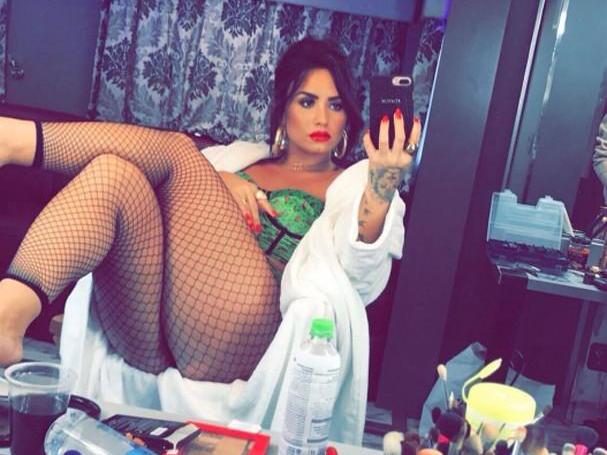Demi Lovato posa sensual em frente ao espelho