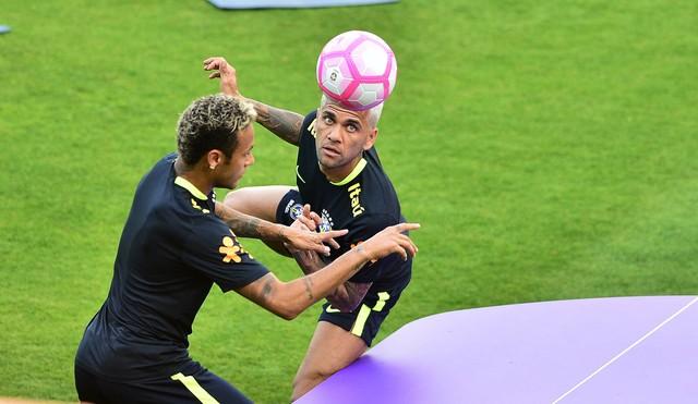 Neymar e Daniel Alves (Crédito: Marcos Ribolli)