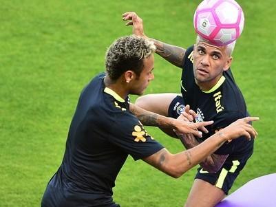 Neymar conversou com Daniel Alves antes de assinar com o PSG