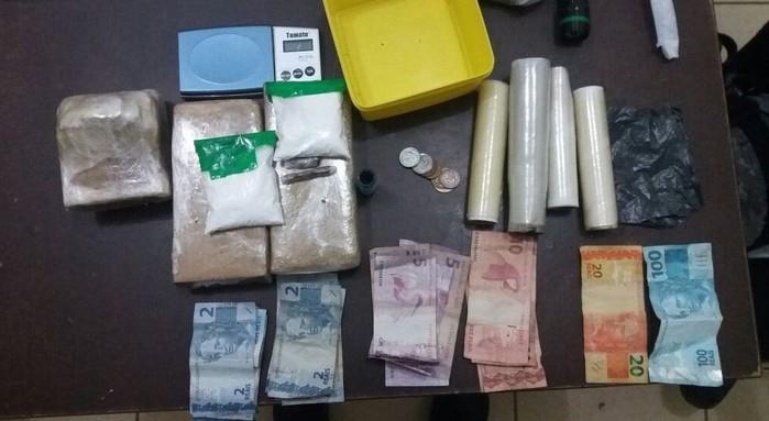 Material foi apreendido em casa onde estava as três mulheres e as crianças (Crédito: Reprodução)