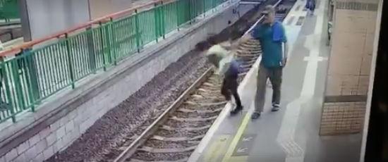 Vídeo flagrou o momento do empurrão (Crédito: Reprodução)