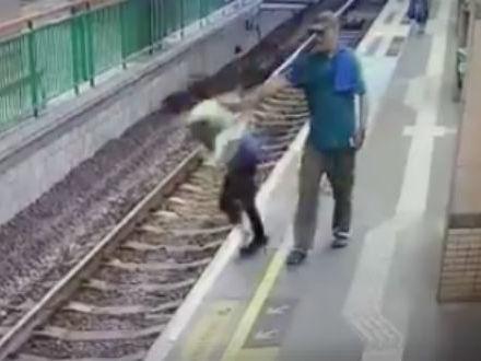 Homem é preso após empurrar mulher em estação de trem