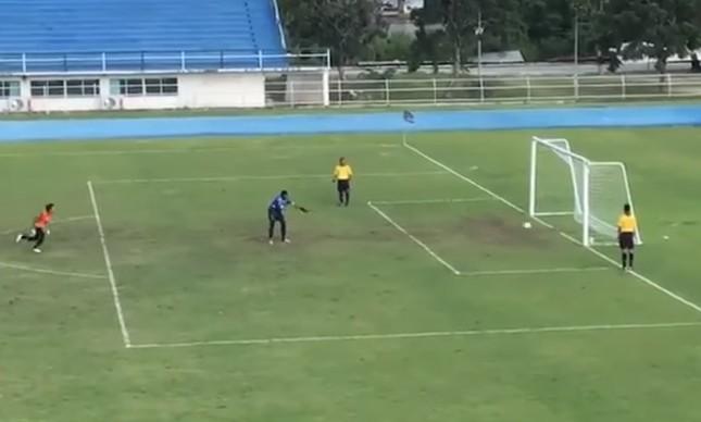 O lance viralizou na internet nesta segunda-feira (Crédito: Reprodução)