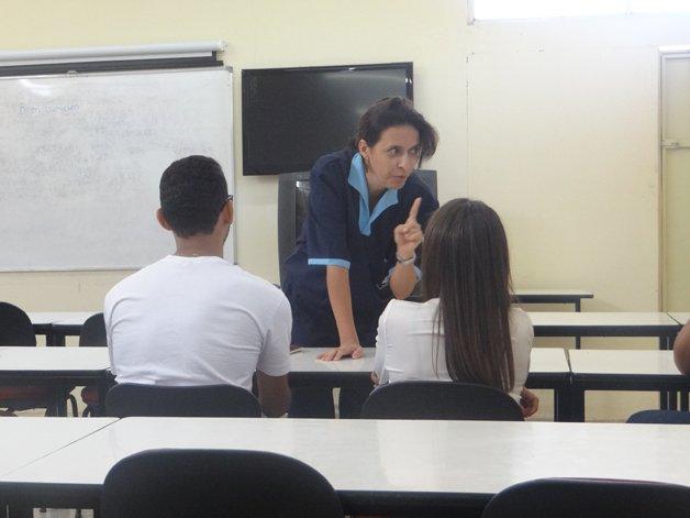 Professora de filosofia se disfarça como faxineira para ensinar uma lição preciosa