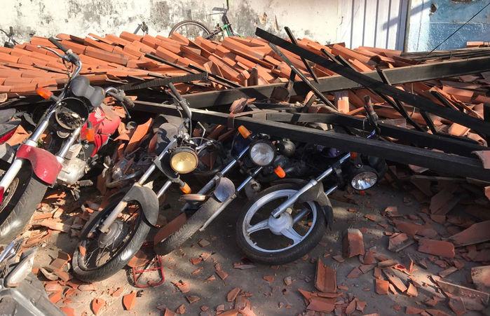 Teto da delegacia de Altos desaba após ventania e destrói moto (Crédito: Polícia Militar)
