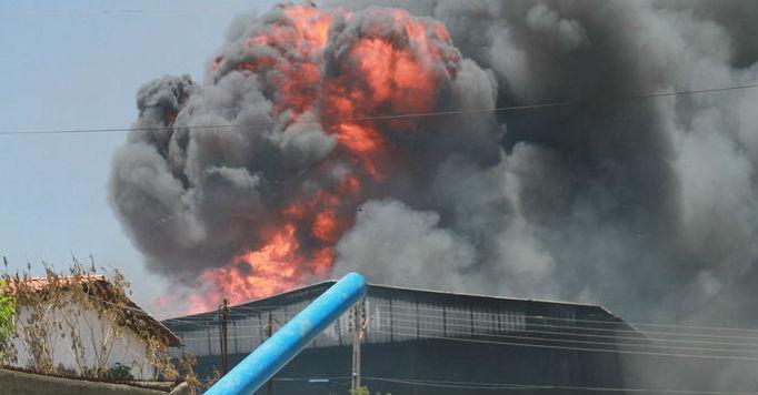 Incêndio destrói distribuidora (Crédito: Ana Cláudia Santos)