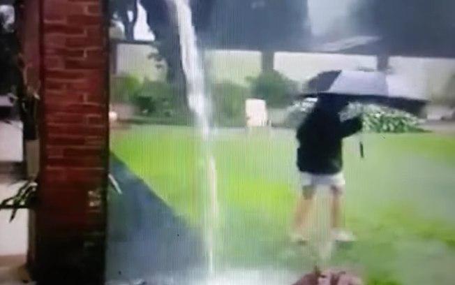 Mulher flagra momento em que filho é atingido por raio