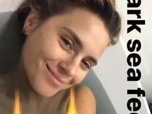 Carolina Dieckmann ousa e posta imagem nua dentro de banheira