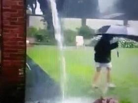 Mulher flagra momento em que filho é atingido por raio
