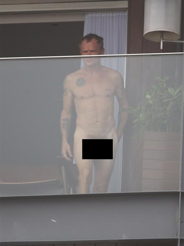 Flea aparece peladão (Crédito: Agnews)
