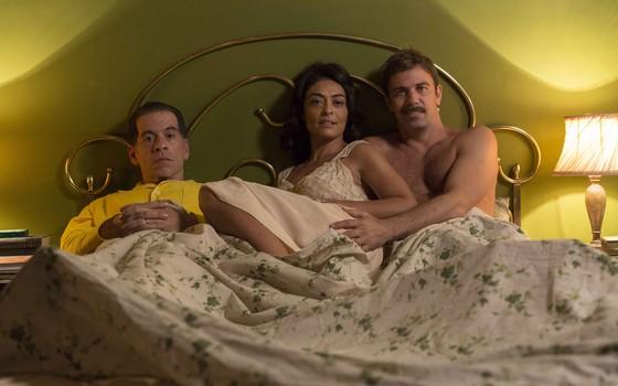 Juliana Paes posa entre Leandro Hassum, que interpreta Teodoro, e Marcelo Faria, que vive Vadinho no filme