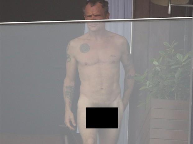 Baixista do Red Hot Chili Peppers surge pelado em varanda de hotel