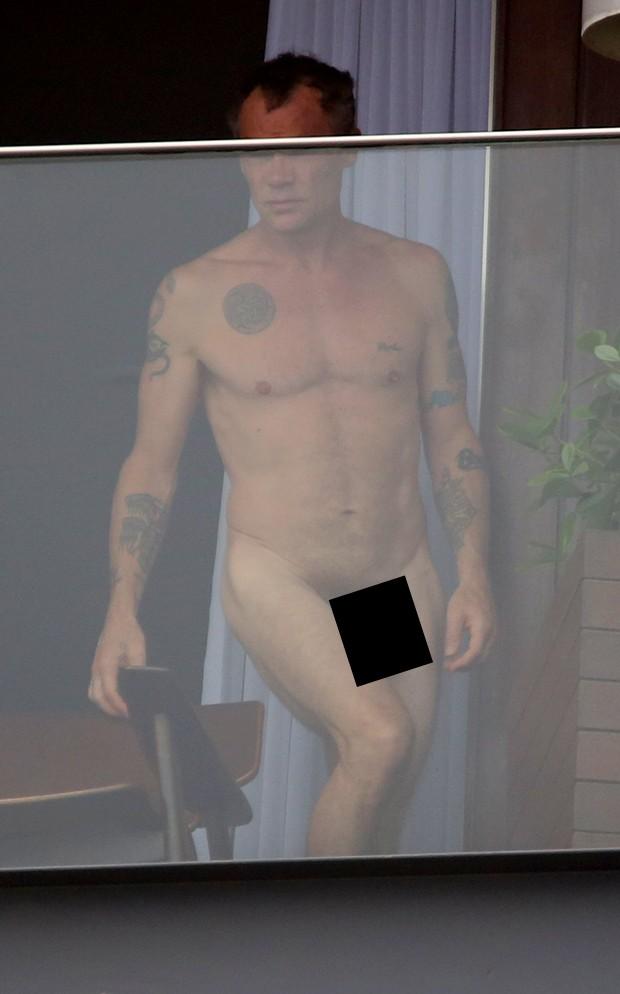 Flea aparece peladão (Crédito: Agnews)