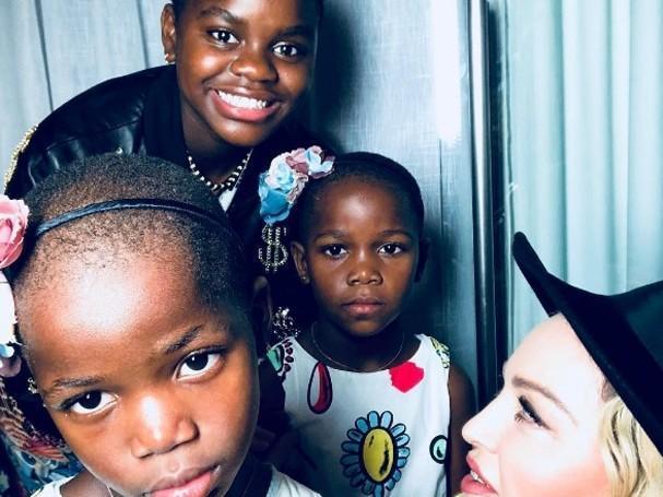 No Brasil, Madonna posa ao lado das filhas e diz: "pré-casamento"