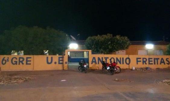 Trio armado invade escola e deixa vigia amarrado em Hugo Napoleão